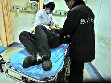 熱心男狂追救護車200米 追回老漢一條命