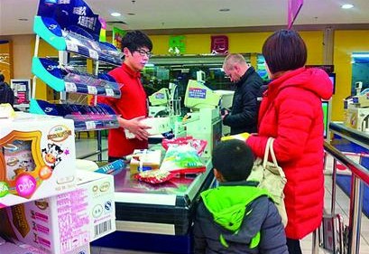 樂(lè)購(gòu)員工偷2包衛(wèi)生巾被罰6000元 罰金高達(dá)百倍