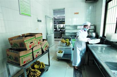 學校食堂海產品間洗香蕉違規(guī)拌涼菜 名單曝光