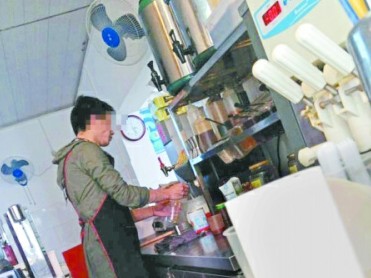 大學生曝奶茶店黑幕 原料過期用有害植脂末