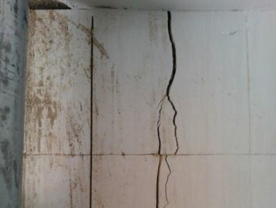 康橋首府樓體下沉開裂 水管漏水倒灌電梯井