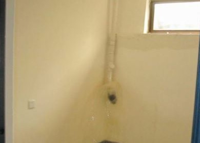 康橋首府樓體下沉開裂 水管漏水倒灌電梯井