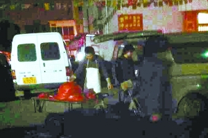 攤主將成品裝車，運往岳各莊。攝于17日凌晨4時40分
