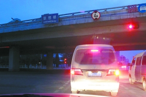 運輸途中。攝于17日凌晨5時07分