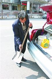 出租司機(jī)劉鴻昨晨經(jīng)過(guò)杭州路時(shí)當(dāng)義務(wù)清潔工 他在車(chē)上隨時(shí)準(zhǔn)備有一把鐵锨看見(jiàn)撒漏就清理