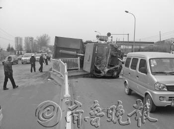 事故現(xiàn)場(chǎng),拉沙大貨車側(cè)翻