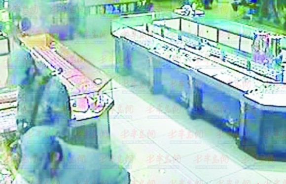 劫匪進(jìn)店開始打劫(監(jiān)控畫面)。