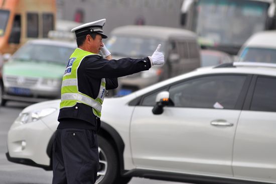 酷帥交警引來粉絲圍觀 萌警style就是他教的