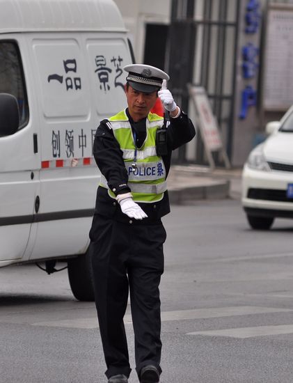 酷帥交警引來粉絲圍觀 萌警style就是他教的