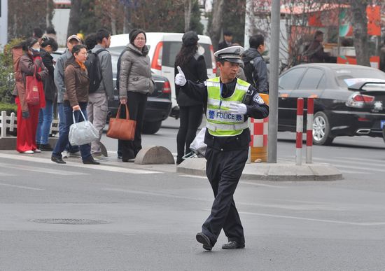 酷帥交警引來粉絲圍觀 萌警style就是他教的