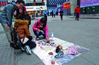大學(xué)生帶30元PK謀生能力 賣(mài)水和玉米1天賺500
