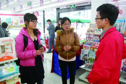 大學(xué)生帶30元PK謀生能力 賣(mài)水和玉米1天賺500