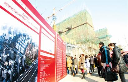 市民正在瑞海北路一處保障房前觀看樓盤(pán)公示。 市民正在瑞海北路一處保障房前觀看樓盤(pán)公示。