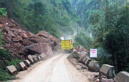 F:\蘆山地震\蘇寧救援車隊經(jīng)過剛剛搶通的通往雙石鎮(zhèn)的道路.jpg