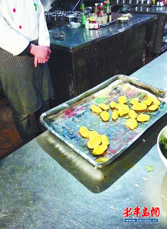 小漁村海鮮碼頭酒店將炸好的山藥放在報紙上。
