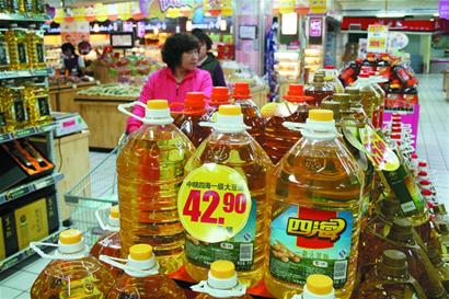 青島市場(chǎng)食用油大幅降價(jià) 商家打起促銷戰(zhàn)