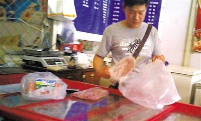 5月19日，新發(fā)地牛羊肉批發(fā)市場，商戶高佳拿出來肉筋和肉串，他說，這里面有鴨肉和豬肉。