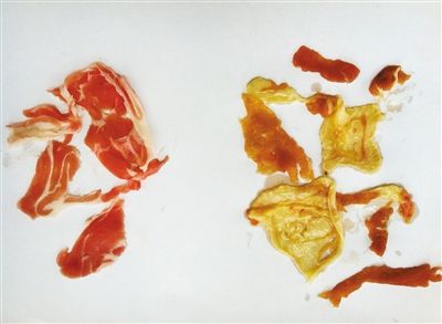 純羊肉卷解凍后呈鮮紅色(左)。從新發(fā)地牛羊肉批發(fā)市場商戶高佳處買的摻假羊肉卷(右)，解凍后肥瘦分散，顏色發(fā)黃。