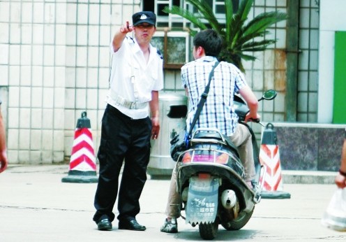 河南一醫(yī)院禁止自行車入內(nèi) 市民質(zhì)疑嫌貧愛(ài)富