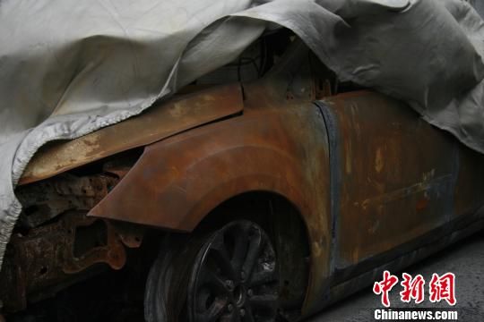 由于溝通無(wú)果，車主將被燒毀的車停在了位于杭州沈半路的萬(wàn)國(guó)福特4s店 趙小燕 攝