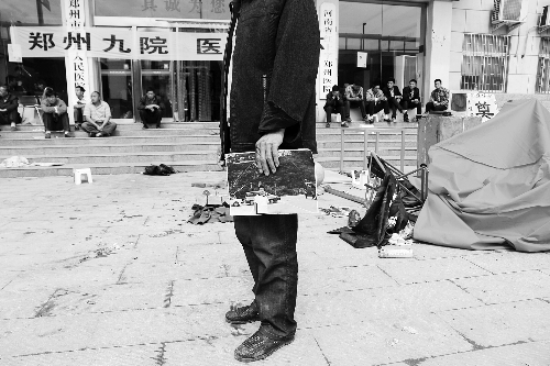 男孩術(shù)后離世 家人醫(yī)院設(shè)靈堂遭不明身份群毆