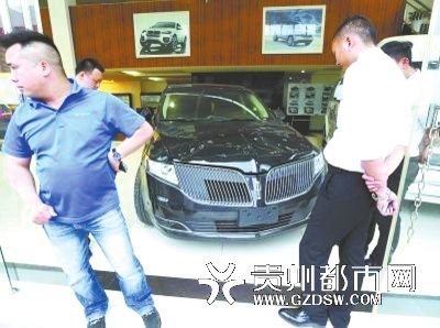 被砸的林肯越野車。