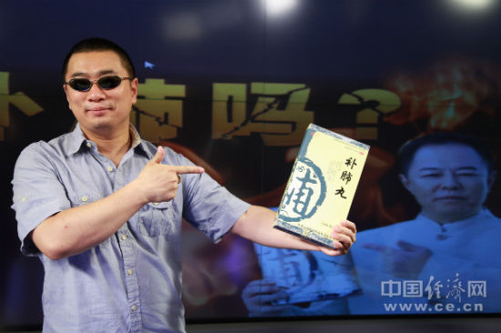 “中國(guó)打假第一人”王海獨(dú)家做客中國(guó)經(jīng)濟(jì)網(wǎng)《我消費(fèi)》欄目，劍指“補(bǔ)肺丸”涉嫌虛假宣傳。中國(guó)經(jīng)濟(jì)網(wǎng)/發(fā)(閆微微攝影)