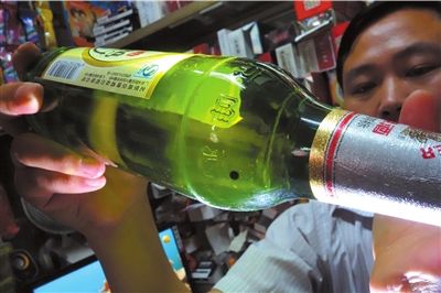 這瓶未開封的燕京啤酒內(nèi)有一顆黑色懸浮物。京華時(shí)報(bào)記者 徐曉帆 攝