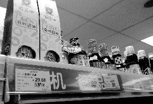 永旺超市里，兒童醬油價格不菲且品種繁多，但買的顧客較少。信息時報記者 郭柯堂 攝 