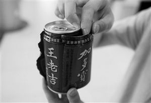 撕開加多寶罐子外的一層包裝紙，里面露出了“王老吉”的字樣。（圖片來源：現(xiàn)代金報(bào)）