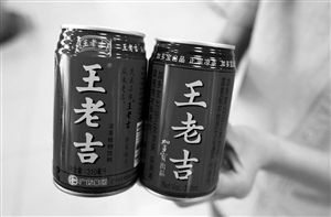撕開包裝紙印有“王老吉”的加多寶（右）與廣藥集團(tuán)出品的王老吉，還是有不少區(qū)別。（圖片來源：現(xiàn)代金報(bào)）
