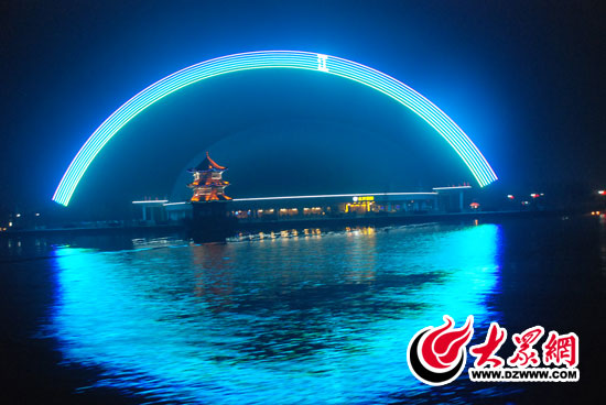 夜色中的宋代古城，顯得幽美神秘，水在城中，城在水中，水城一體，交相輝映。