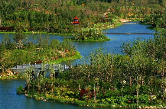 濰坊市的白浪河的過去一片凄涼，如今建成白浪綠洲濕地公園