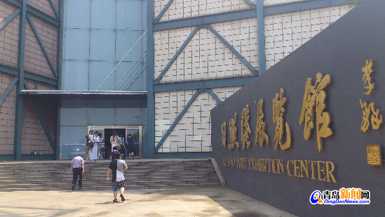 “聚焦美麗山東——第九屆中國網(wǎng)絡媒體山東行”南線采訪團走進日照港。