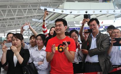 青島機場空姐上演制服秀 現(xiàn)場派送玫瑰
