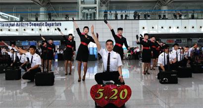 青島機場空姐上演制服秀 現(xiàn)場派送玫瑰