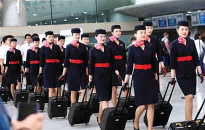 青島機場空姐上演制服秀 現(xiàn)場派送玫瑰