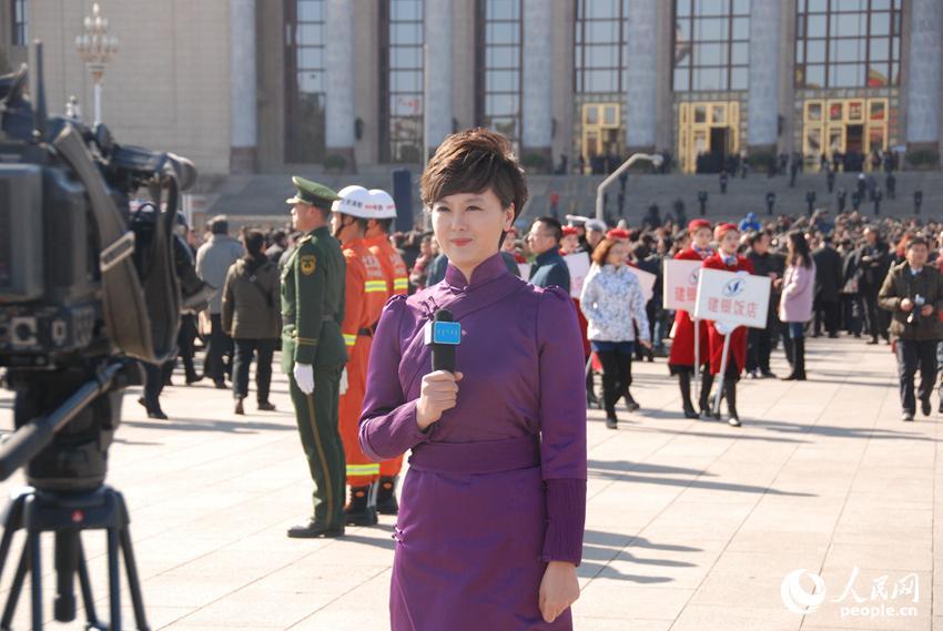 美女記者齊聚人民大會(huì)堂報(bào)道政協(xié)開(kāi)幕