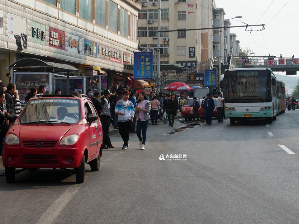【深度青島】實(shí)拍臺(tái)東奇葩停車(chē) 交通豈能順暢