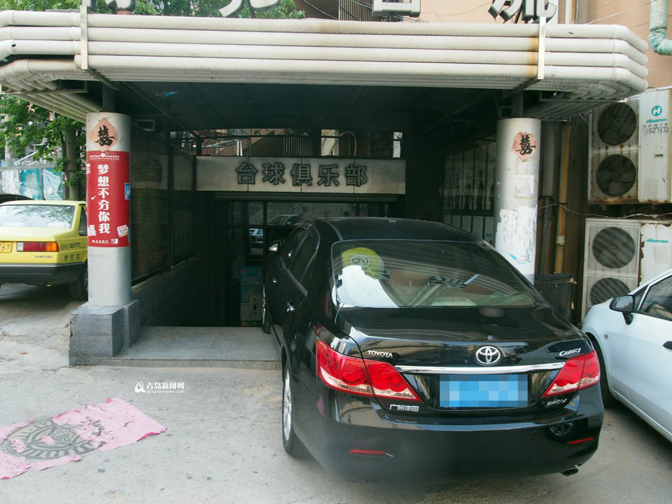 【深度青島】實(shí)拍臺(tái)東奇葩停車(chē) 交通豈能順暢
