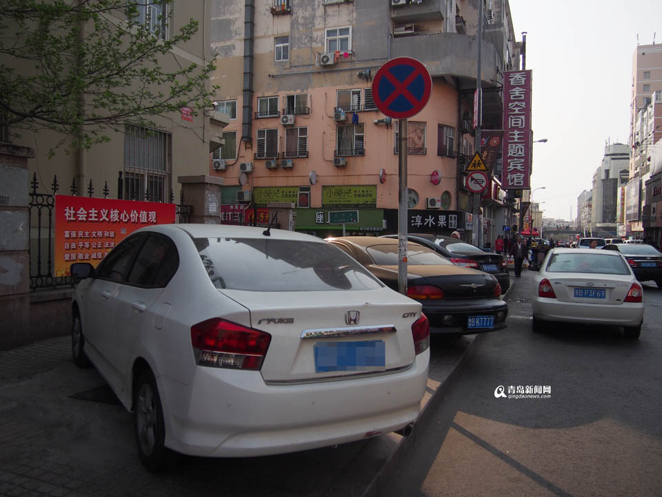 【深度青島】實(shí)拍臺(tái)東奇葩停車(chē) 交通豈能順暢
