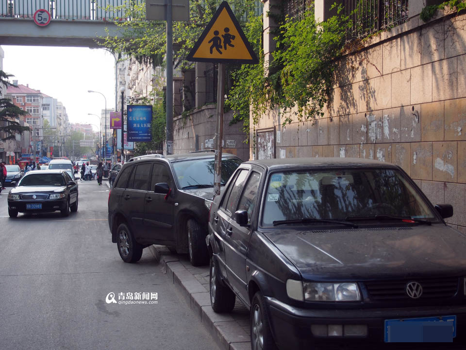 【深度青島】實(shí)拍臺(tái)東奇葩停車(chē) 交通豈能順暢