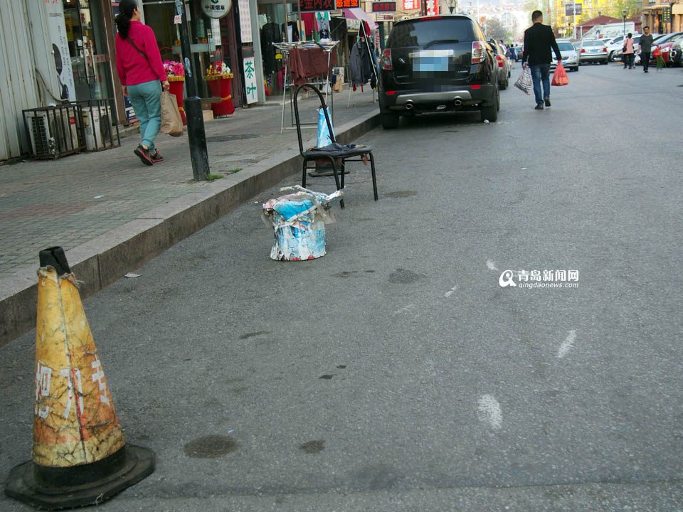 【深度青島】實(shí)拍臺(tái)東奇葩停車(chē) 交通豈能順暢