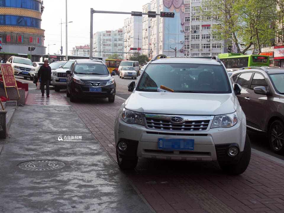 【深度青島】實(shí)拍臺(tái)東奇葩停車(chē) 交通豈能順暢