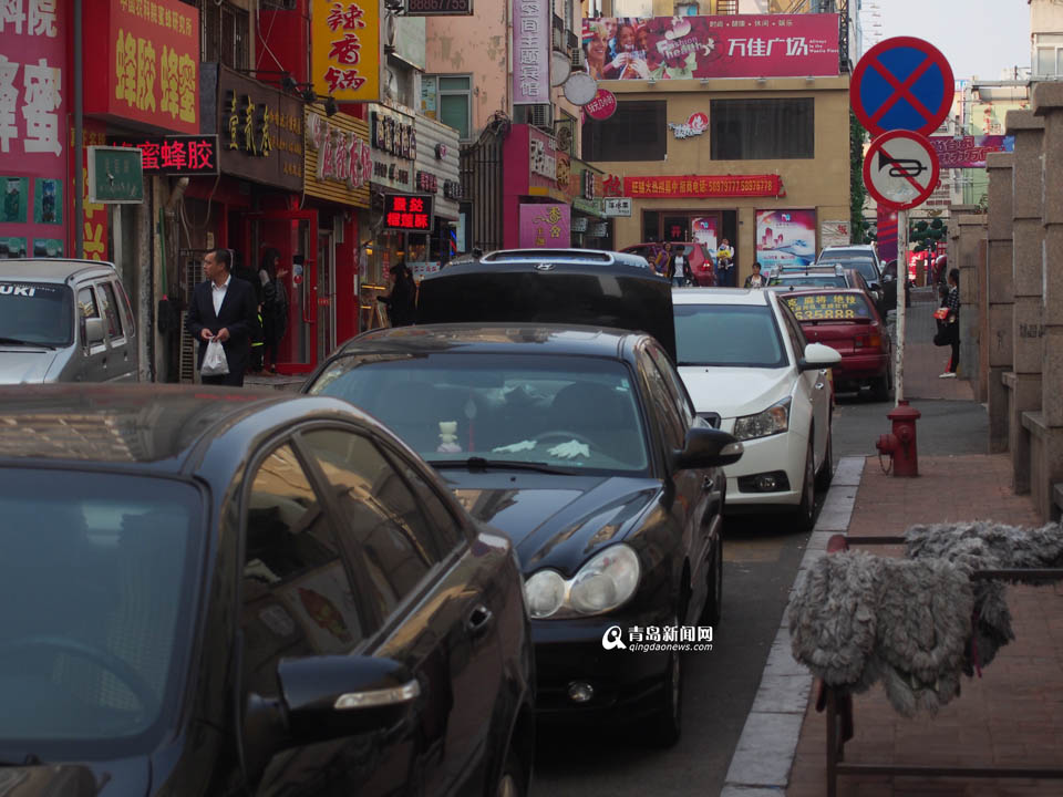 【深度青島】實(shí)拍臺(tái)東奇葩停車(chē) 交通豈能順暢