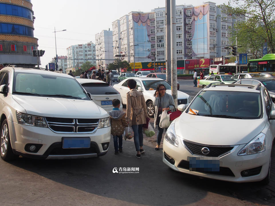 【深度青島】實(shí)拍臺(tái)東奇葩停車(chē) 交通豈能順暢