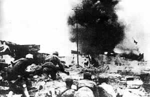 1943年11月，中國(guó)軍隊(duì)在常德會(huì)戰(zhàn)中與日軍激戰(zhàn)。