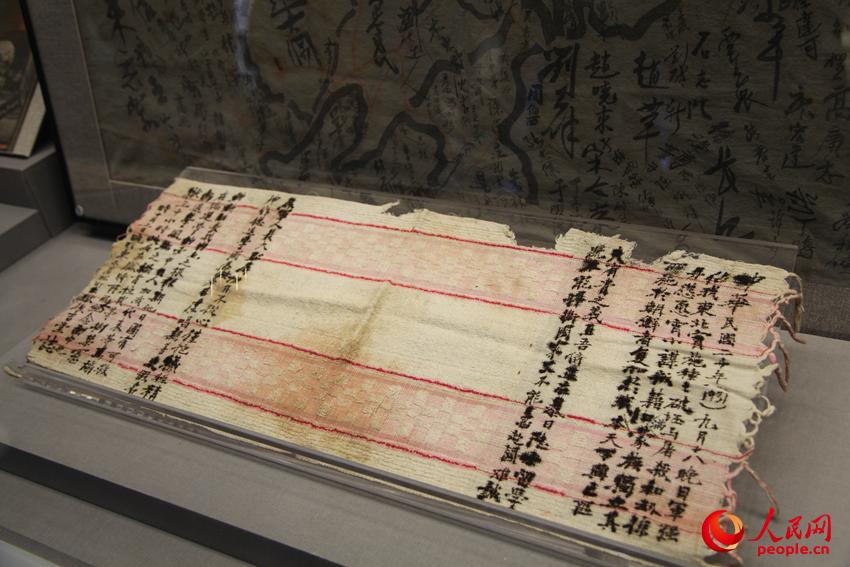 中國(guó)留日學(xué)生茍吉堂出獄后再毛巾上書寫的反對(duì)日本發(fā)動(dòng)九一八事變的抗議書。邱越攝