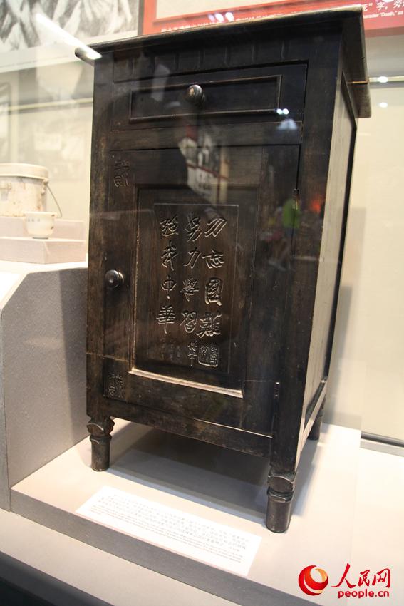 第七戰(zhàn)區(qū)長(zhǎng)官部副參謀長(zhǎng)傅常出川抗戰(zhàn)前給妻兒留下一封家書，其妻子將家書中的話刻在燈柜上以期長(zhǎng)遠(yuǎn)流傳。邱越攝