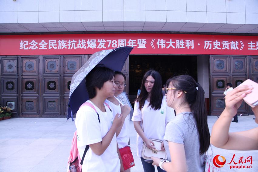 北京理工大學(xué)的學(xué)生參觀結(jié)束后接受記者采訪。邱越攝